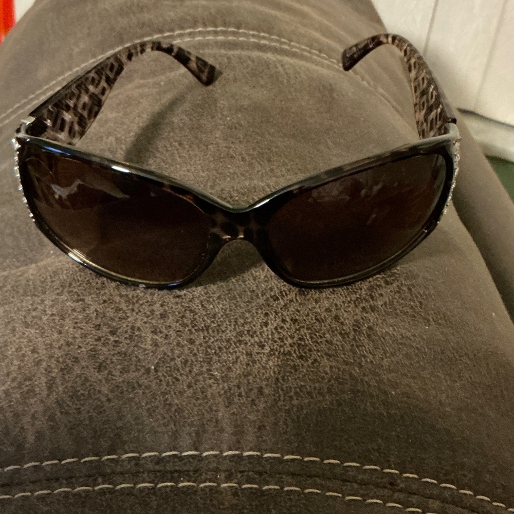 Stylish Black Sunglasses - Picture 2 of 4